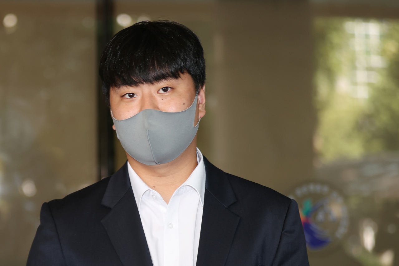 '학폭 논란'에 휩싸인 야구선수 이영하(두산 베어스)가 21일 오전 마포구 서울서부지방법원에서 열린 공판에 출석하기 전 취재진 질문에 답하고 있다. [연합]