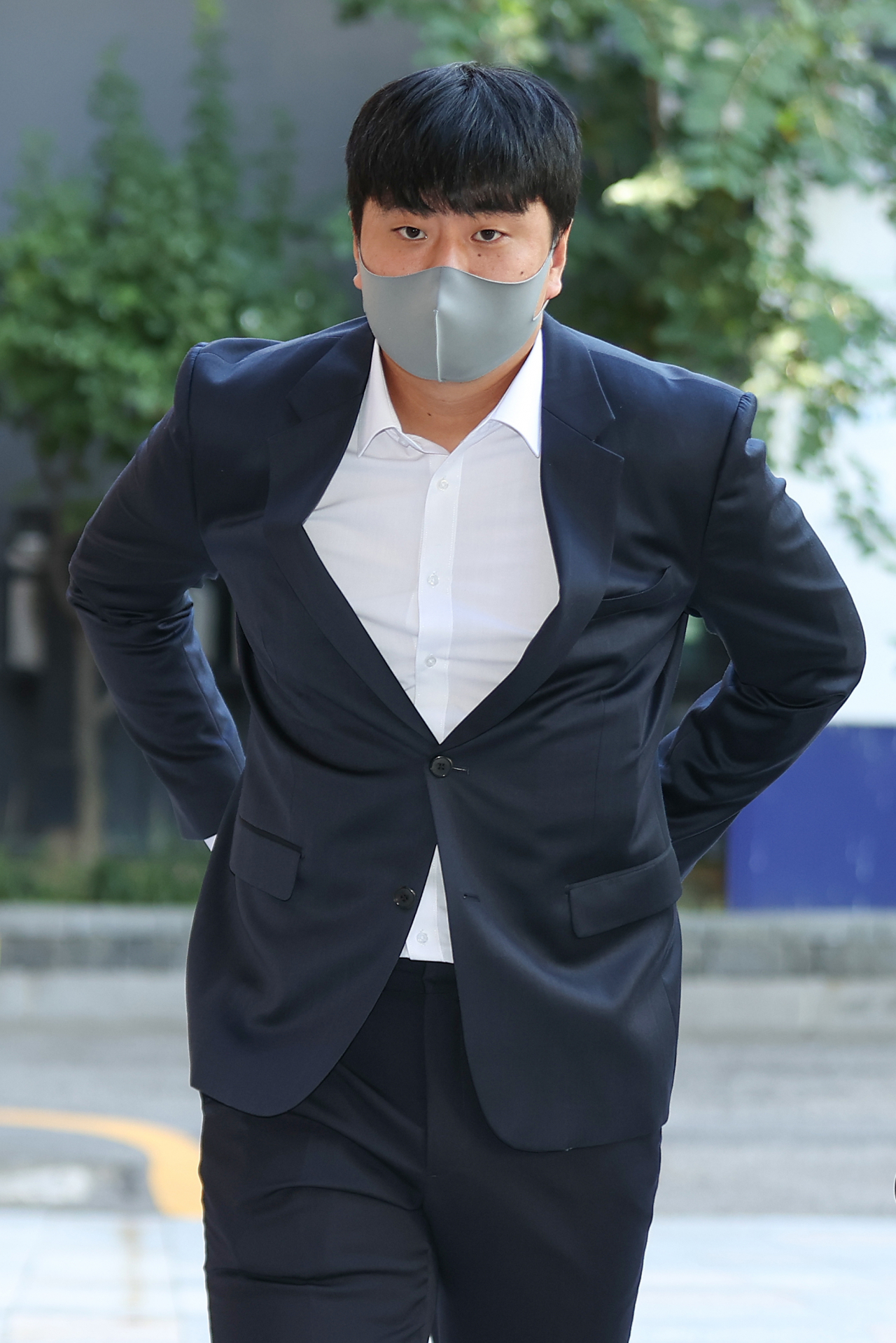 '학폭 논란'에 휩싸인 야구선수 이영하(두산 베어스)가 21일 오전 마포구 서울서부지방법원에서 열린 공판에 출석하고 있다. [연합]