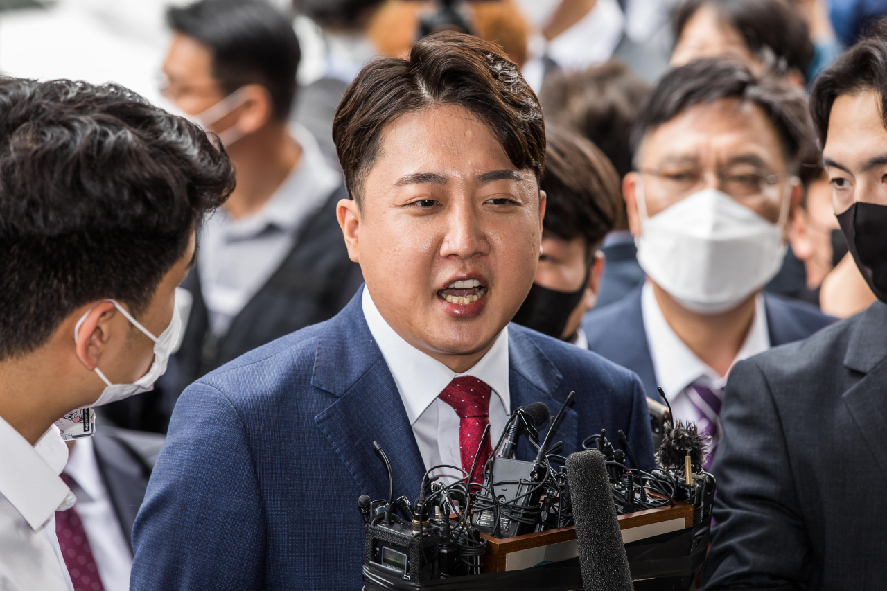 이준석 전 국민의힘 대표가 지난 14일 서울 양천구 서울남부지방법원에서 열린 국민의힘 당헌 효력 정지 가처분 심문에 출석하며 취재진 질문에 답하고 있다. [국회사진기자단]