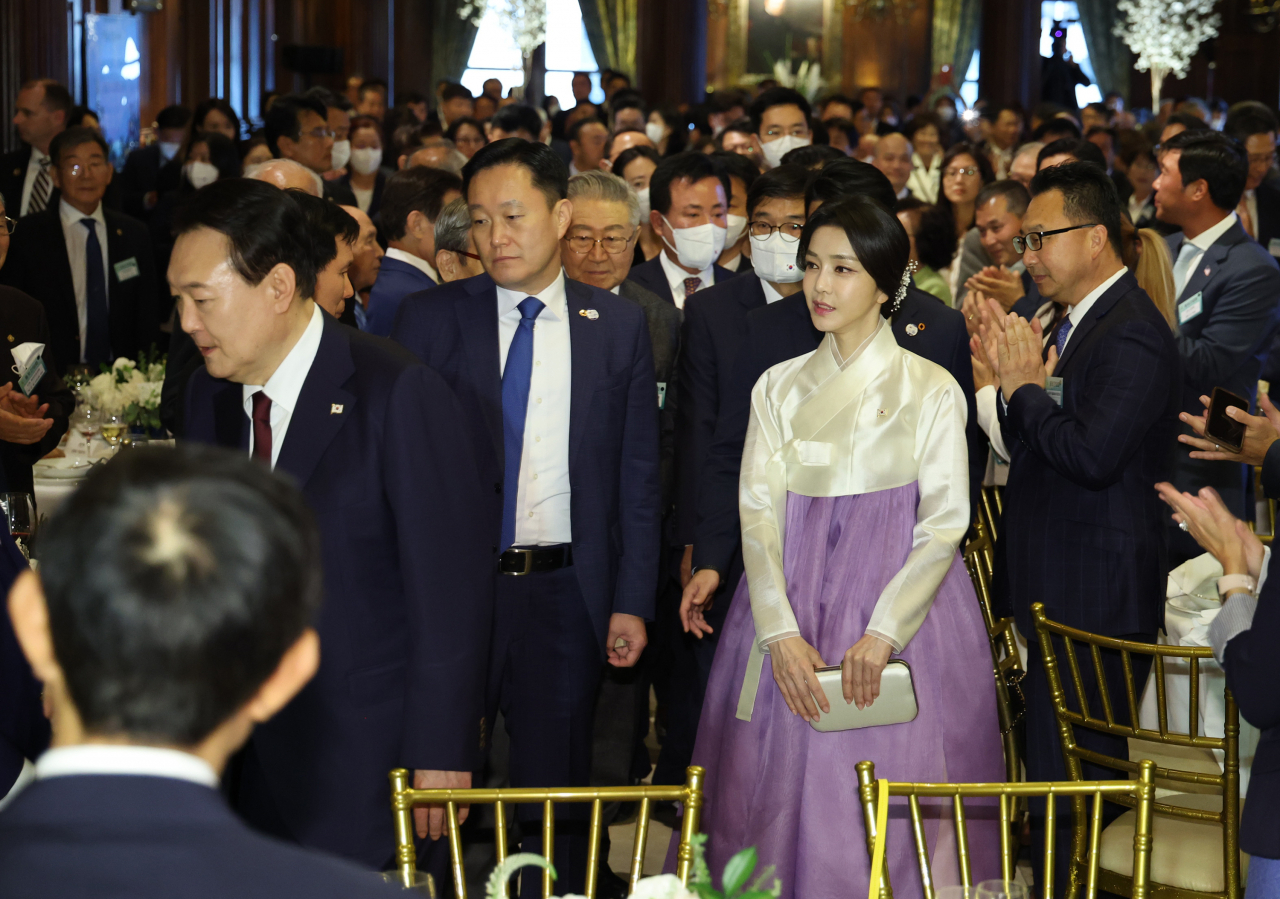 윤석열 대통령과 김건희 여사가 20일(현지시간) 미국 뉴욕 시내 한 연회장에서 열린 동포간담회에 입장하고 있다. [연합]