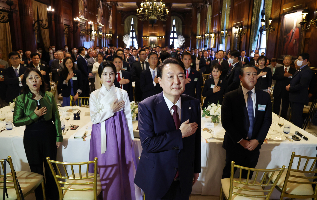 윤석열 대통령과 김건희 여사가 20일(현지시간) 미국 뉴욕 시내 한 연회장에서 열린 동포간담회에서 국기에 경례를 하고 있다. [연합]