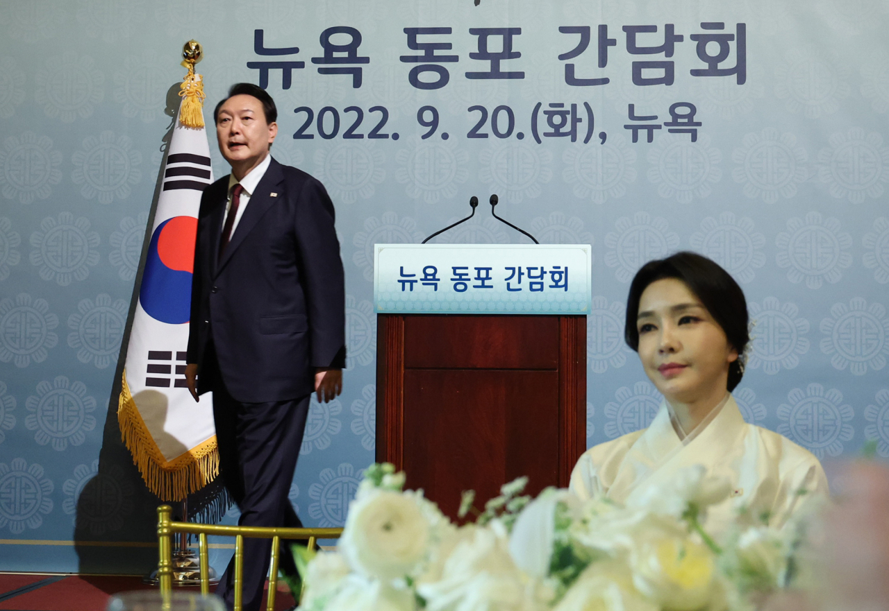 윤석열 대통령이 20일(현지시간) 미국 뉴욕 시내 한 연회장에서 열린 동포간담회에서 격려사를 마친 뒤 자리로 향하고 있다. [연합]