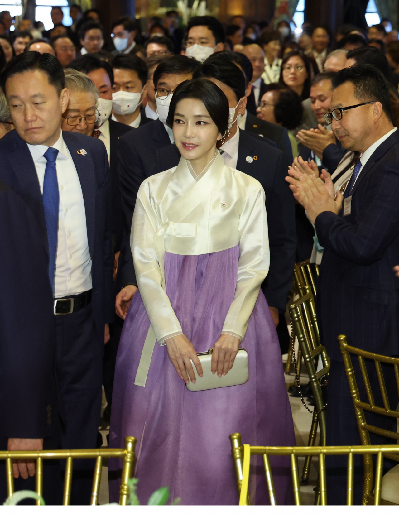 김건희 여사가 20일(현지시간) 미국 뉴욕 시내 한 연회장에서 열린 동포간담회에 윤석열 대통령 뒤를 이어 입장하고 있다. [연합]