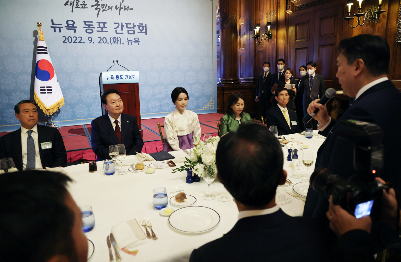 윤석열 대통령과 김건희 여사가 20일(현지시간) 미국 뉴욕 시내 한 연회장에서 열린 동포간담회에서 찰스 윤 뉴욕 한인회장의 환영사를 듣고 있다. [연합]