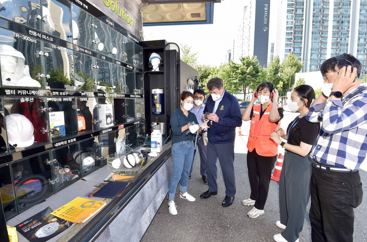 안전 캠페인을 진행 중인 한국지엠 직원들. [한국지엠 제공]