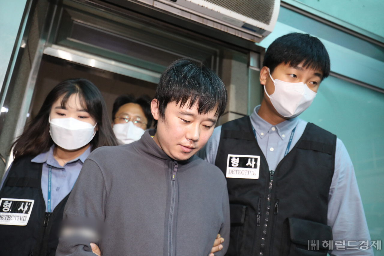 서울지하철 2호선 신당역 여성화장실에서 20대 여성 역무원을 살해한 피의자인 31세 전주환이 21일 서울 남대문경찰서에서 검찰로 송치되고 있다. 임세준 기자
