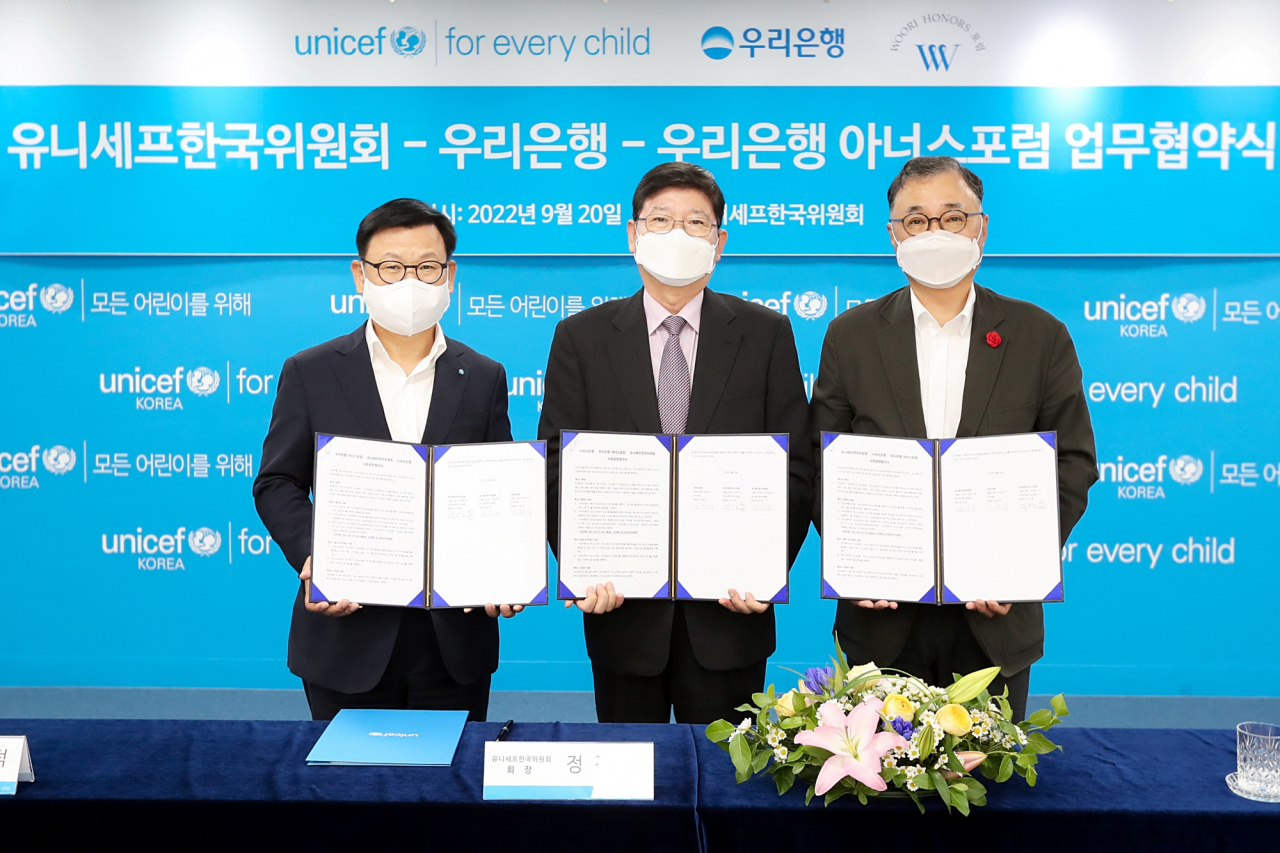 지난 20일 서울 종로구 유니세프 한국위원회 사옥에서 이원덕 우리은행 은행장(왼쪽), 정갑영 유니세프 회장(가운데), 이상웅 세방그룹 회장 겸 우리은행 아너스포럼 서울회장(오른쪽)이 기념촬영을 하고 있다.[우리은행 제공]