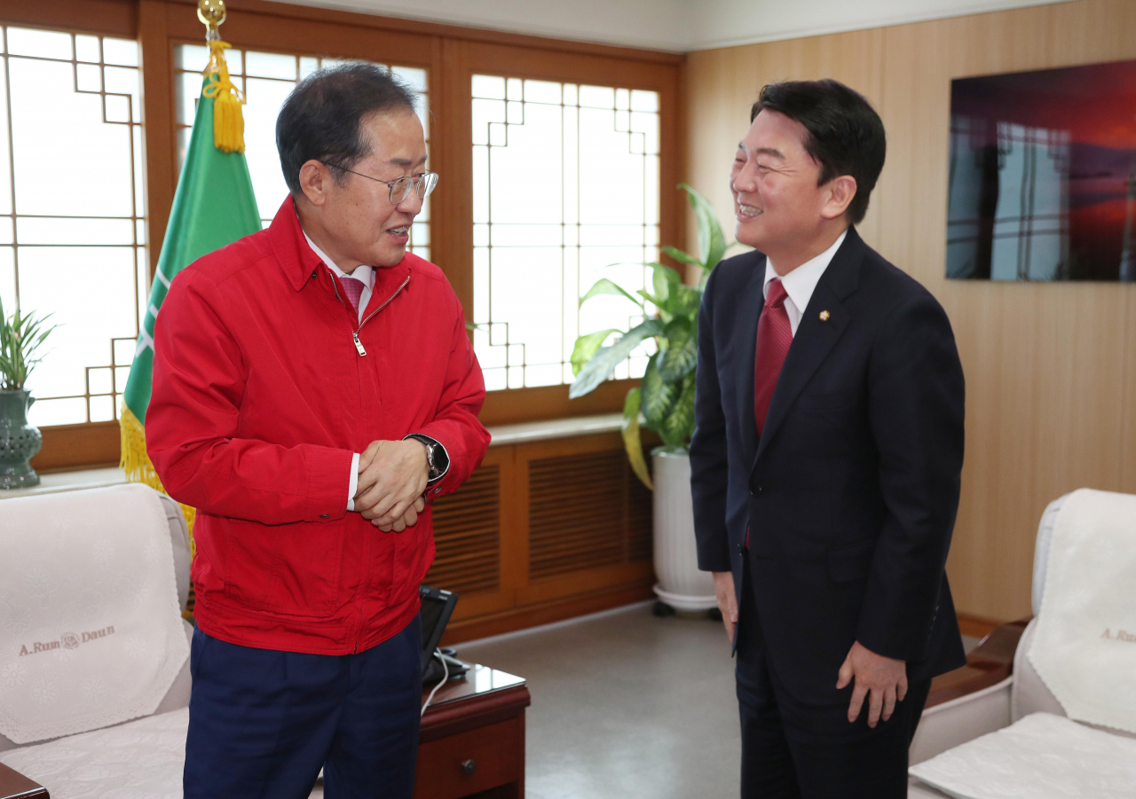 21일 대구시청 산격청사에서 홍준표 대구시장과 국민의힘 안철수 의원이 이야기를 나누고 있다. [연합]