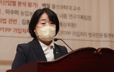 무소속 윤미향 의원이 5일 서울 여의도 국회 의원회관 대회의실에서 열린 '포괄적·점진적 환태평양경제동반자협정(CPTPP) 가입이 우리에게 미치는 영향: CPTPP 국민검증단 전문가 위원 발표회'에 참석해 인사말을 하고 있다. [연합]
