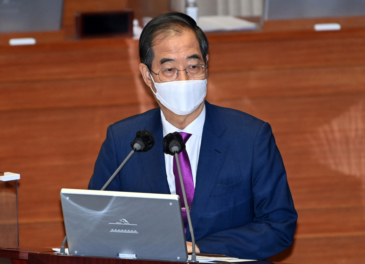 한덕수 국무총리가 21일 서울 여의도 국회에서 열린 본회의 경제 분야 대정부 질문에서 더불어민주당 김태년 의원의 질의에 답변하고 있다. [연합]