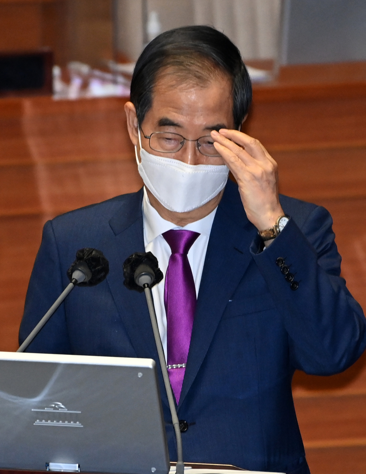 한덕수 국무총리가 21일 서울 여의도 국회에서 열린 본회의 경제 분야 대정부 질문에서 안경을 고쳐쓰고 있다. [연합]