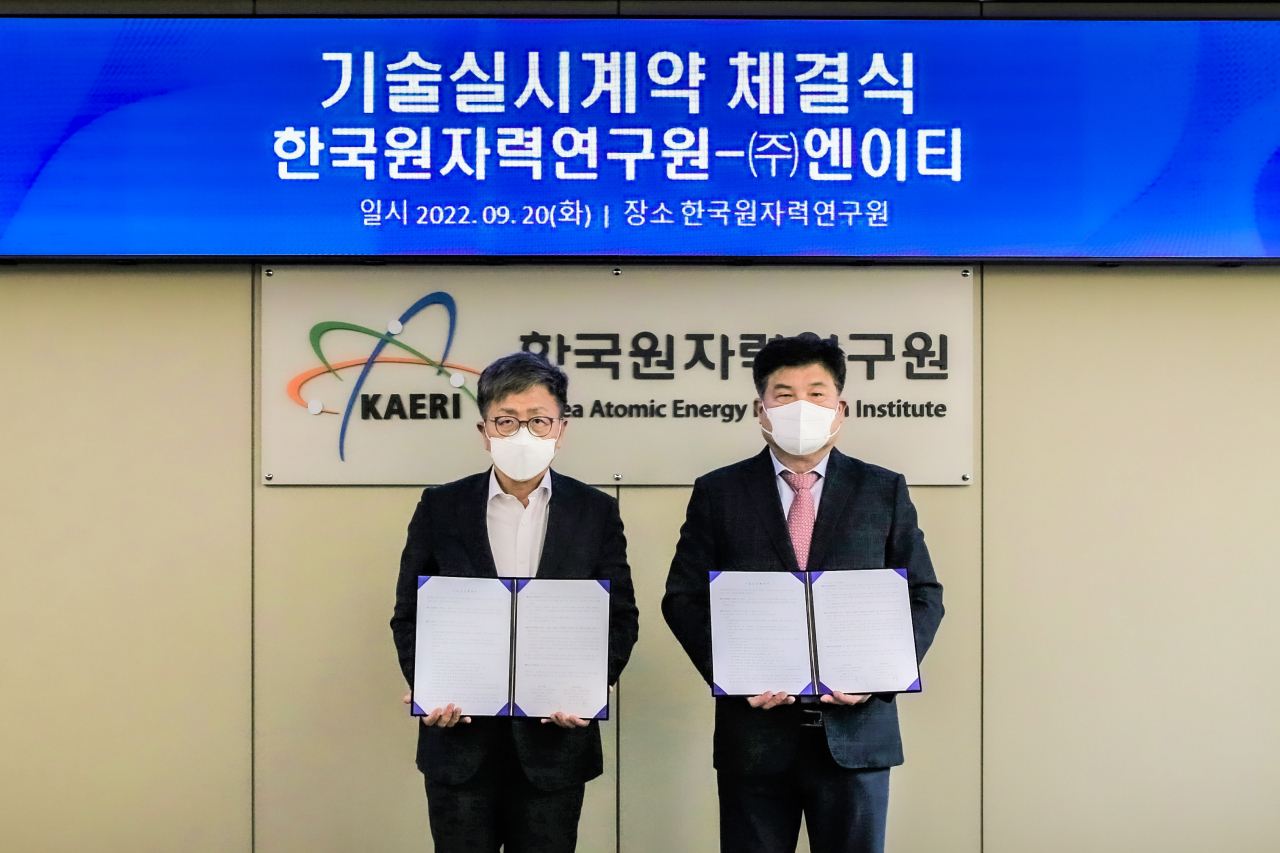 박원석(오른쪽) 한국원자력연구원 원장과 곽상수 엔이티(주) 대표가 기술 실시 계약을 체결하고 있다.[한국원자력연구원 제공]