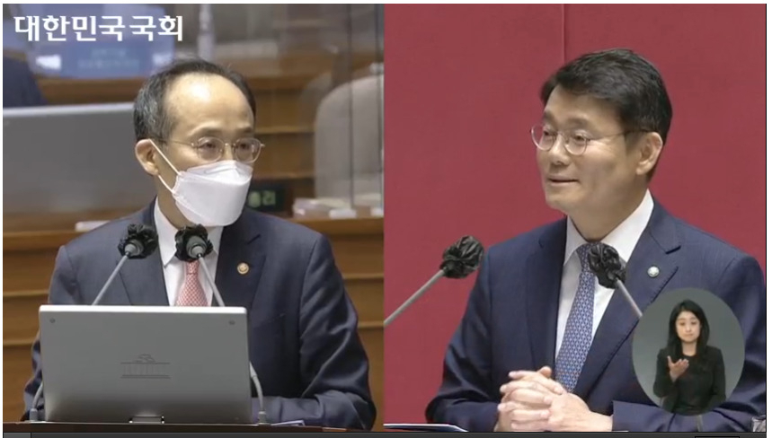 추경호 경제부총리 겸 기획재정부 장관(왼쪽)이 21일 오후 국회 본청에서 열린 대정부 질문에서 김수홍 더불어민주당 국회의원의 질의에 답하고 있다. [국회 의사중계시스템 캡처]