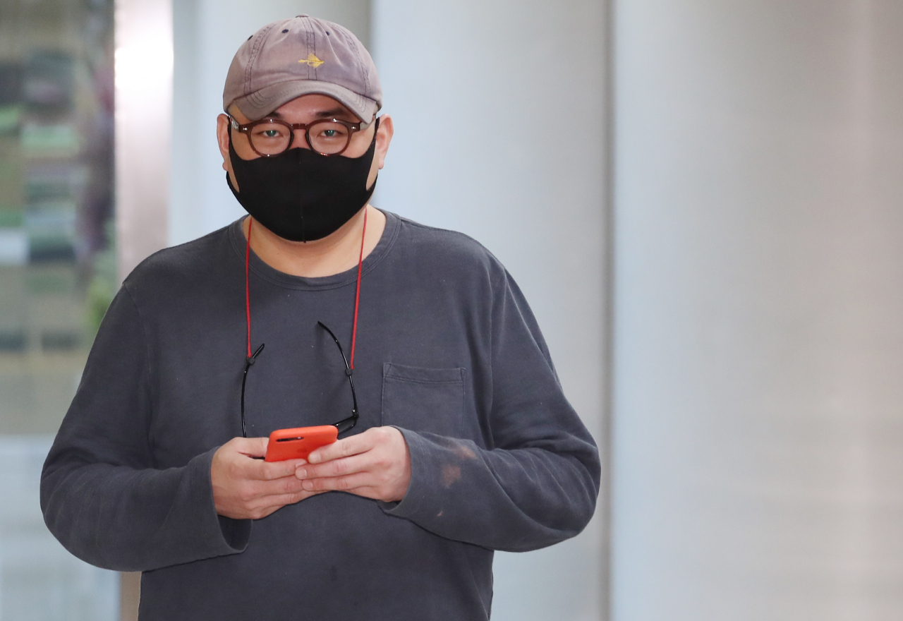 동료들에게 흉기를 휘두르며 위협하고 폭행한 혐의를 받는 정창욱 씨가 서울 서초구 서울중앙지법에서 열린 1실 선고공판에 출석하고 있다. [연합]