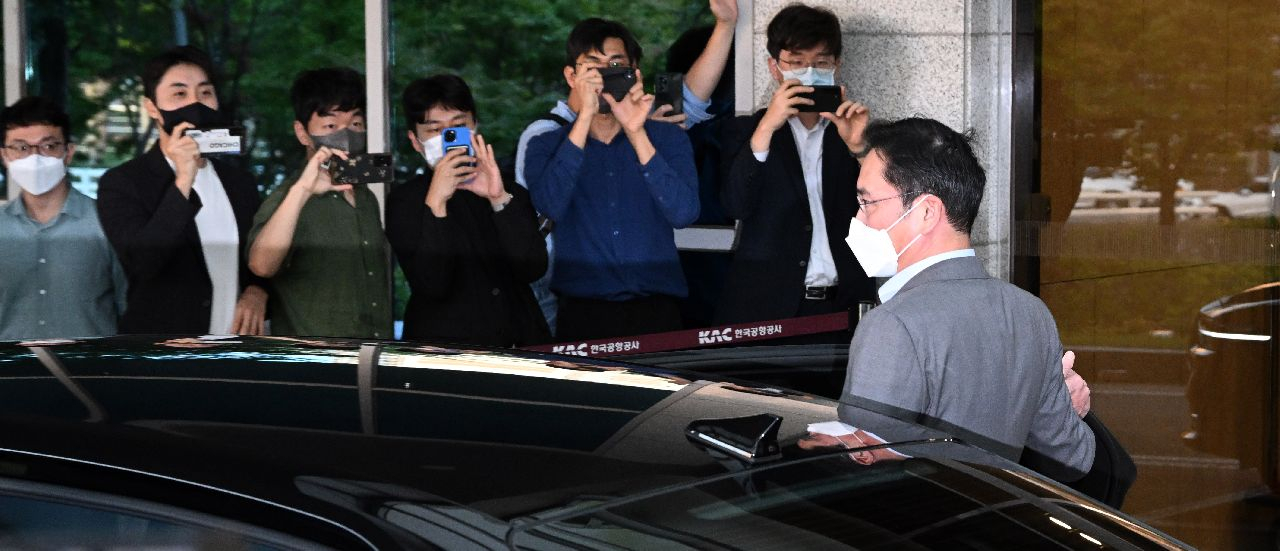 이재용 삼성전자 부회장이 21일 서울 강서구 서울김포비즈니스항공센터를 통해 귀국하고 있다. 임세준 기자