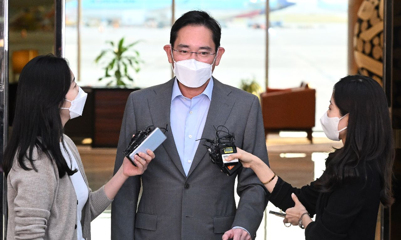 이재용 삼성전자 부회장이 21일 서울 강서구 서울김포비즈니스항공센터를 통해 귀국하고 있다. 임세준 기자