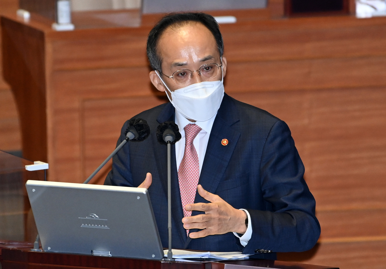추경호 경제부총리가 21일 국회에서 열린 본회의 경제에 관한 대정부질문에서 더불어민주당 김수흥 의원의 질문에 답변하고 있다. 연합뉴스