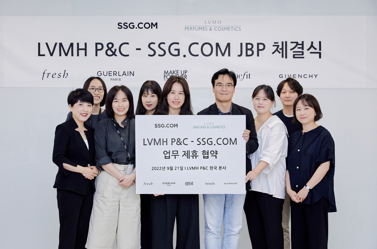 SSG닷컴, 엘브이엠에치코스메틱스(LVMH P&C) 관계자들이 업무협약 체결 후 기념사진을 촬영하고 있다.[SSG닷컴 제공]