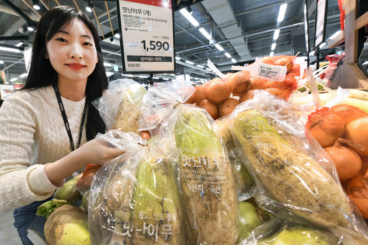 김태은 홈플러스 채소팀 바이어가 21일 ‘홈플러스 메가푸드마켓’ 강서점에서 ‘맛난이 농산물’을 선보이고 있다. [홈플러스 제공]