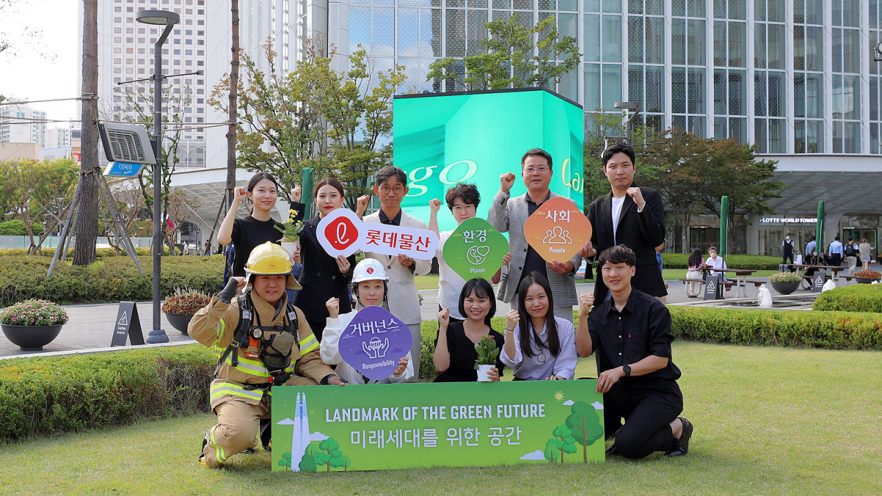 롯데물산은 올해 ESG위원회를 신설하고 첫 지속가능경영보고서도 발간했다.[롯데물산 제공]