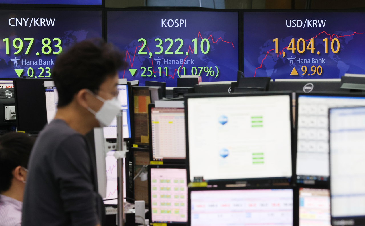 22일 원/달러 환율이 13년 6개월여 만에 처음으로 1400원을 넘어섰다. 이날 서울 외환시장에서 달러 대비 원화 환율은 개장 직후 1400원을 넘어섰다. 환율이 1,400원대를 기록한 것은 금융위기 당시인 2009년 3월 31일 이후 13년 6개월여 만에 처음이다. 사진은 이날 오전 서울 중구 하나은행 딜링룸 모습. [연합]