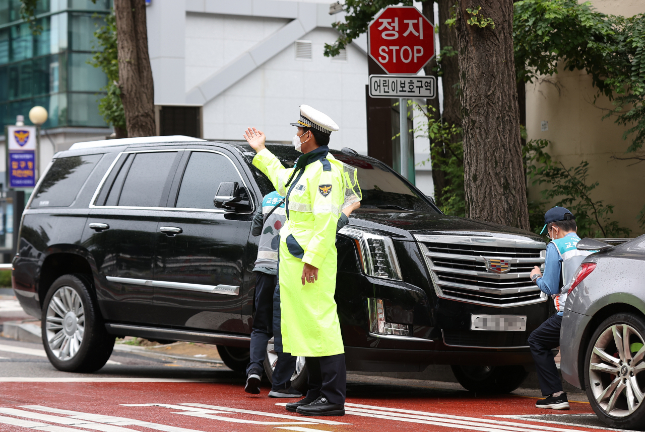 학교 앞에 서 있는 경찰관 모습(사진은 기사와 직접 관련없음). [연합]