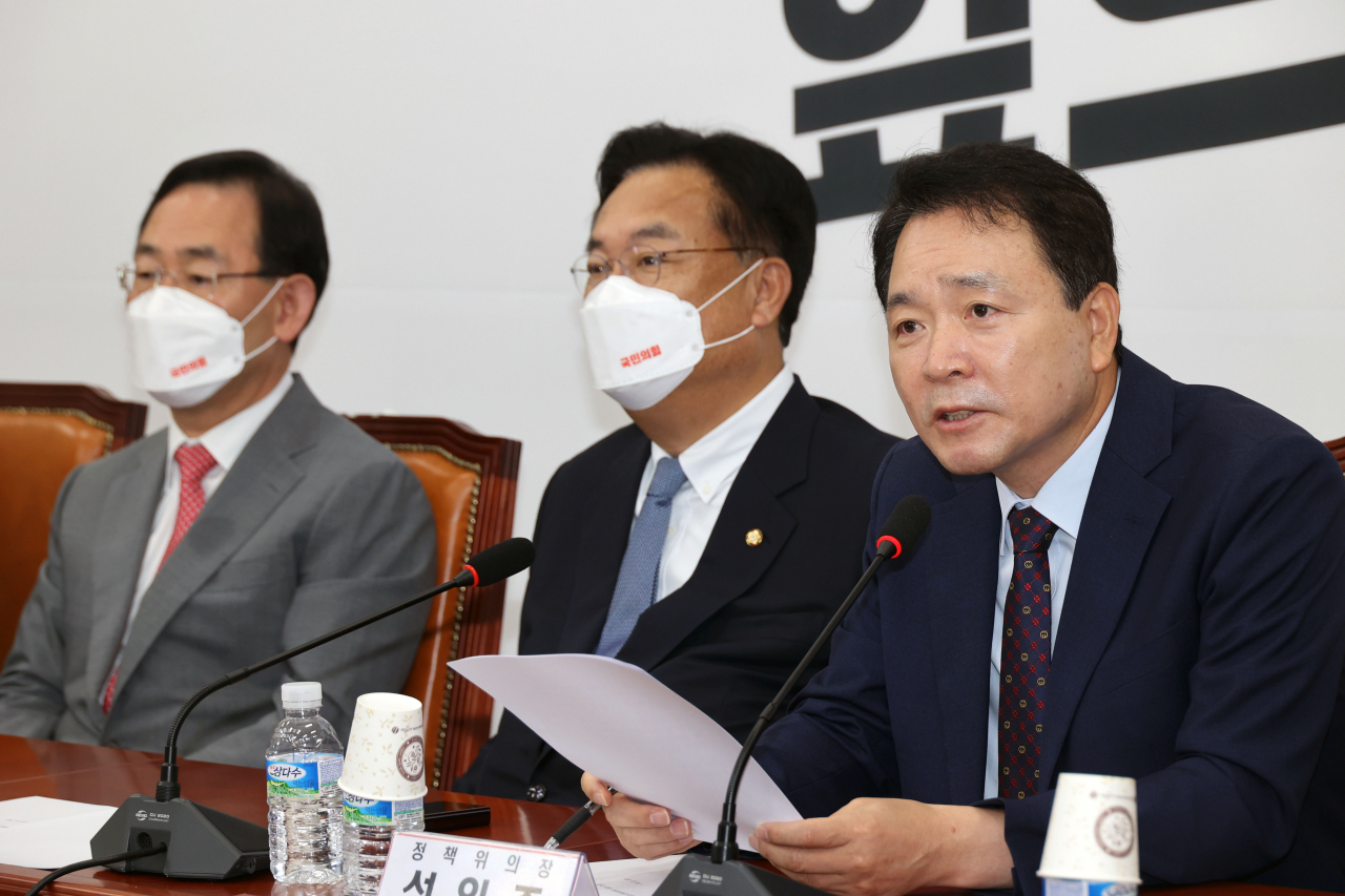 국민의힘 성일종 정책위의장이 22일 오전 서울 여의도 국회에서 열린 비상대책위원회의에서 발언하고 있다. 사진 오른쪽부터 성 의장, 정진석 비상대책위원장, 주호영 원내대표 [사진=이상섭 기자]