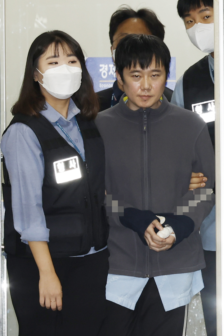 이달 21일 ‘신당역 살해 사건’ 피의자 전주환이 검찰로 송치되기 위해 서울 남대문경찰서를 나서고 있다. [연합]