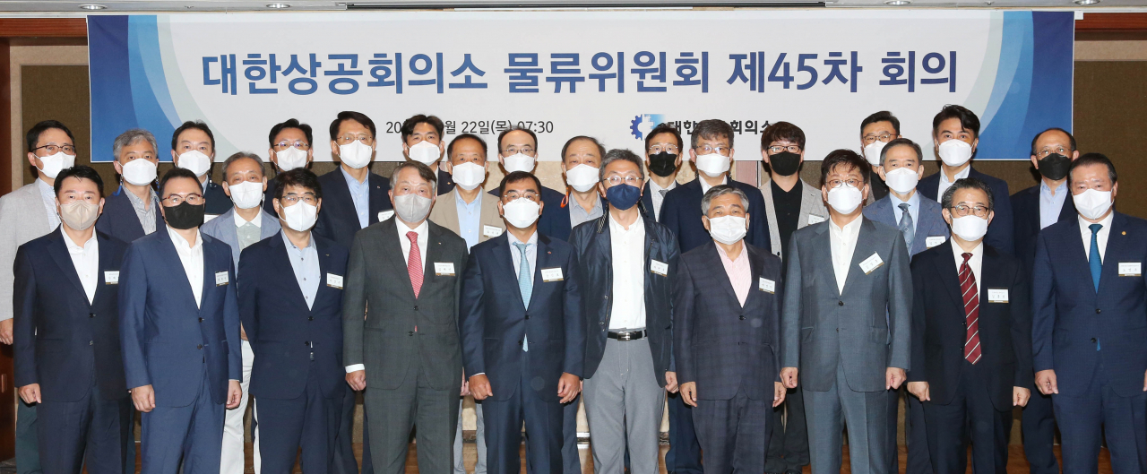 대한상공회의소 물류위원장인 강신호(앞줄 왼쪽 다섯번째) CJ대한통운㈜ 대표이사가 22일 서울 소공동 롯데호텔에서 열린 제45차 대한상의 물류위원회에서 참석자들과 기념촬영을 하고 있다. [대한상공회의소 제공]