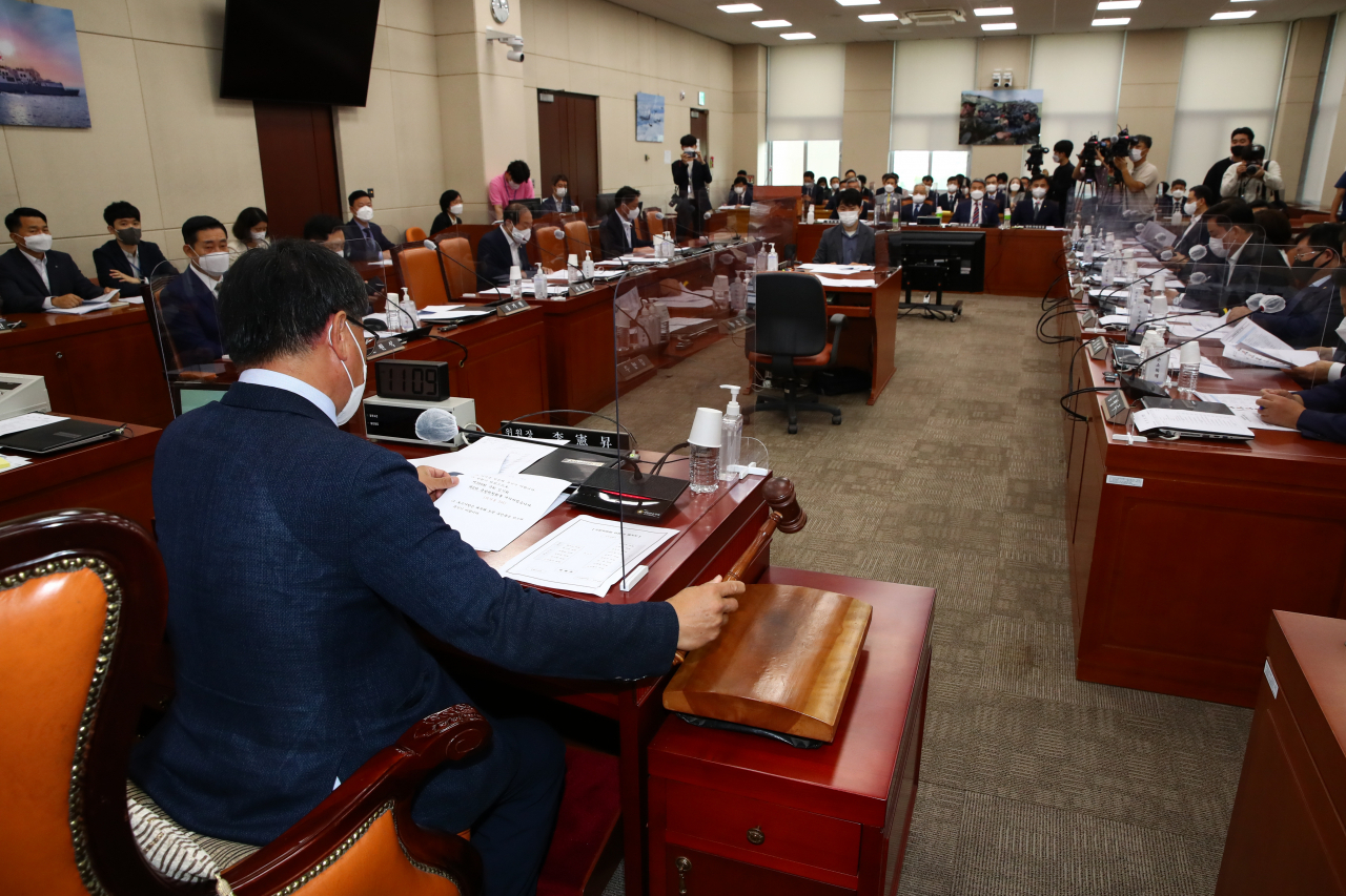 이헌승 국회 국방위원장이 8월 31일 서울 여의도 국회에서 열린 국방위원회 전체회의에서 의사봉을 두드리고 있다. [연합]