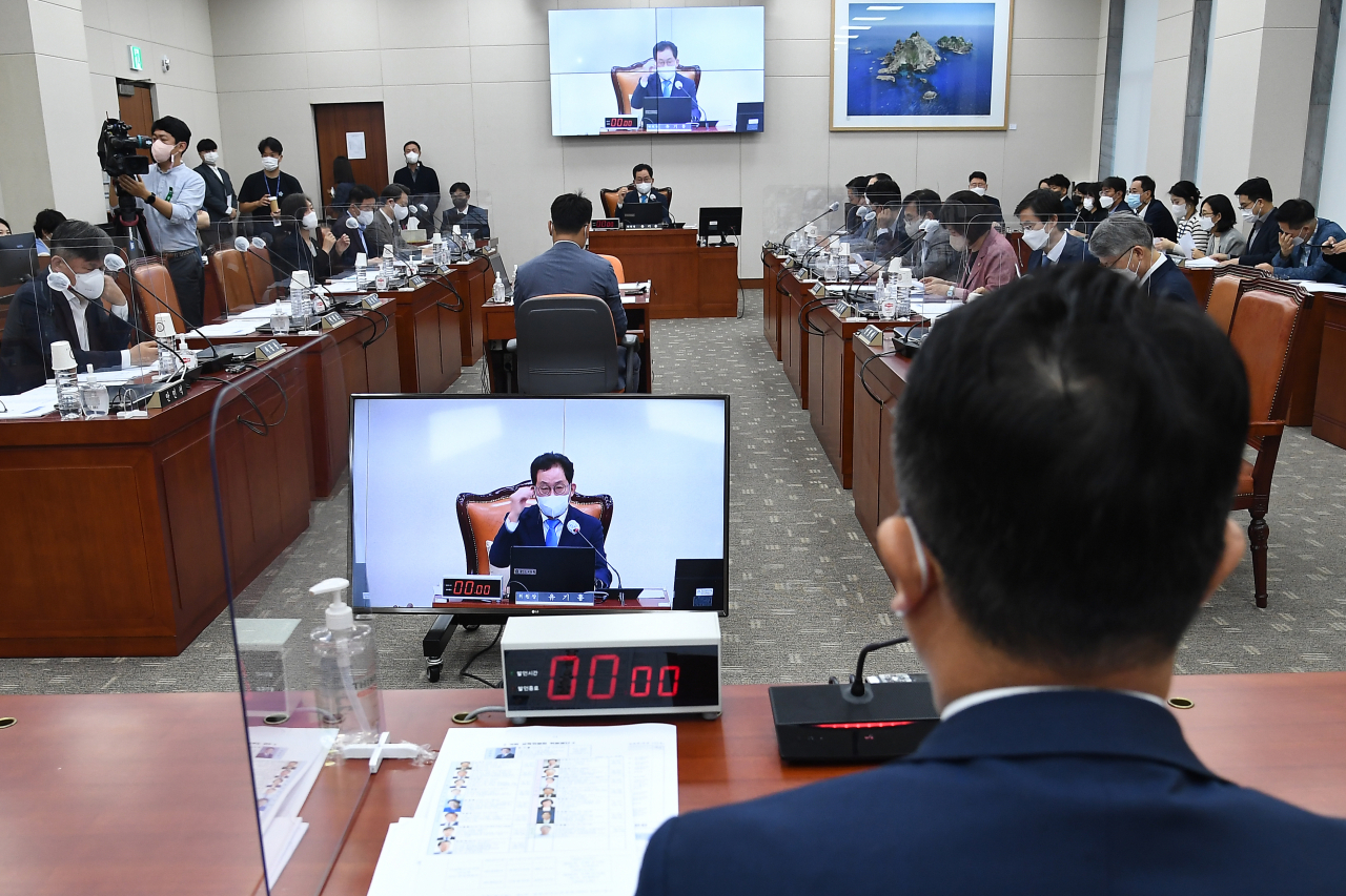21일 국회에서 열린 교육위원회 전체회의에서 유기홍 위원장이 의사진행 발언을 하고 있다. [연합]