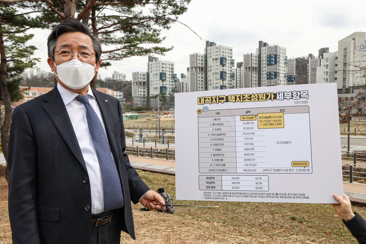 김헌동 서울주택도시공사 사장이 지난 4월 서울 서초구 신원동 내곡지구 내 공원에서 열린 기자간담회에서 내곡지구 6개 단지의 분양 원가를 공개하고 있다. [연합]
