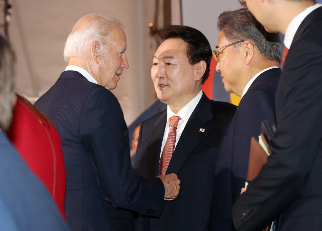 [사진=윤석열 대통령과 조 바이든 미국 대통령이 21일(현지시간) 미국 뉴욕 한 빌딩에서 열린 글로벌펀드 제7차 재정공약회의를 마친 뒤 대화를 나누고 있다.][연합]