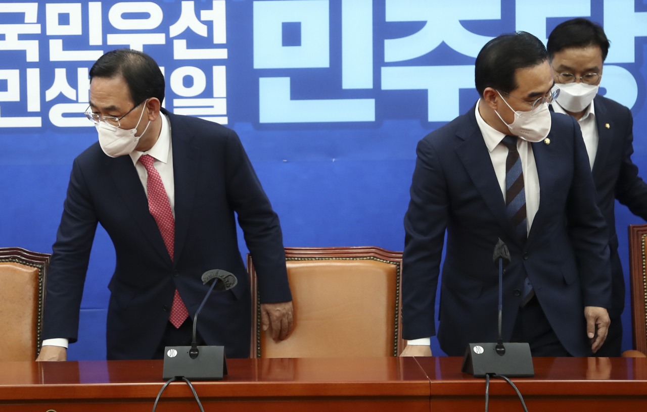더불어민주당 박홍근 원내대표가 21일 국회 본청 원내대표실을 예방한 국민의힘 주호영 원내대표와 기념촬영을 마치고 자리에 앉고 있다. [연합]