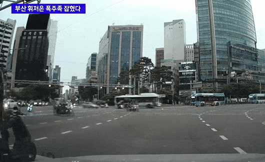 지난 5월 9일 부산 서면교차로에서 오토바이 폭주족 무리가 신호를 무시하며 빙빙 돌고있는 모습. [JTBC 방송화면 캡처]