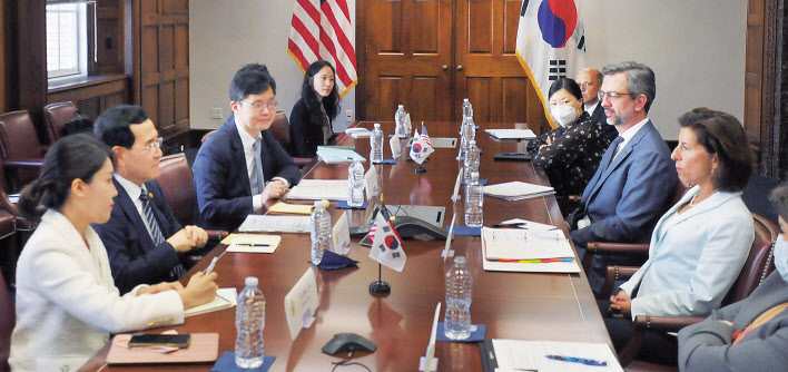 이창양(왼쪽 두번째) 산업통상자원부 장관이 21(현지시간) 미국 워싱턴 D.C. 상무부에서 지나 러몬도(오른쪽 두번째) 미 상무부 장관과 회담을 갖고 있다. 한미 양측은 인플레이션감축법(IRA), 반도체과학법, 한미 공급망산업대화(SCCD) 등에 관해 의견을 교환했다. [산업통상자원부 제공]