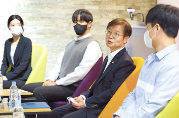 이정식 고용노동부 장관이 21일 오후 서울 광진구 세종대학교 대학일자리플러스센터를 방문해 청년들과 간담회를 하고 있다. [연합]