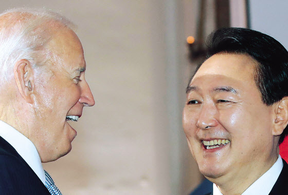 윤석열 대통령과 조 바이든 미국 대통령이 21일(현지시간) 미국 뉴욕 한 빌딩에서 열린 글로벌펀드 제7차 재정공약회의를 마친 뒤 대화를 나누고 있다. 바이든 미 대통령 일정으로 한미정상회담은 이뤄지지 않았으나 한미정상은 이 자리서 48초간 담소를 나눴다. [연합]