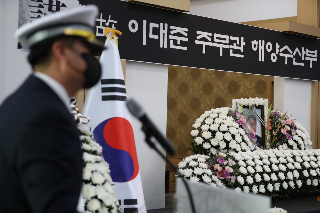 서해상에서 북한군에 피살된 고(故) 이대준 주무관의 영결식이 22일 오전 전남 목포 한 장례식장에서 해양수산부장(葬)으로 엄수돼 서해어업관리단 동료가 고인을 추모하고 있다. [연합]