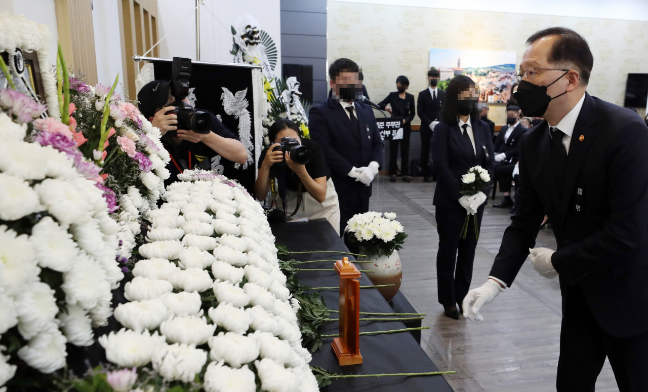 서해상에서 북한군에 피살된 고(故) 이대준 주무관의 영결식이 22일 오전 전남 목포 한 장례식장에서 해양수산부장(葬)으로 엄수돼 조승환 해수부 장관이 헌화하고 있다. [연합]