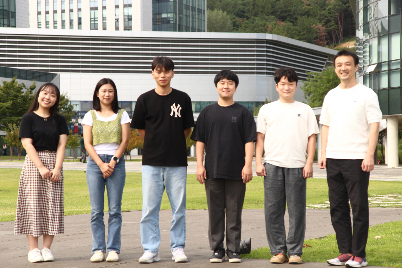 오른쪽부터 DGIST 화학물리학과 이성원 교수, 예비창업팀 Some.New 마요한, 정우성 공동대표, 최혁주 박사과정생, 이선학, 이선민 석사과정생.[DGIST 제공]