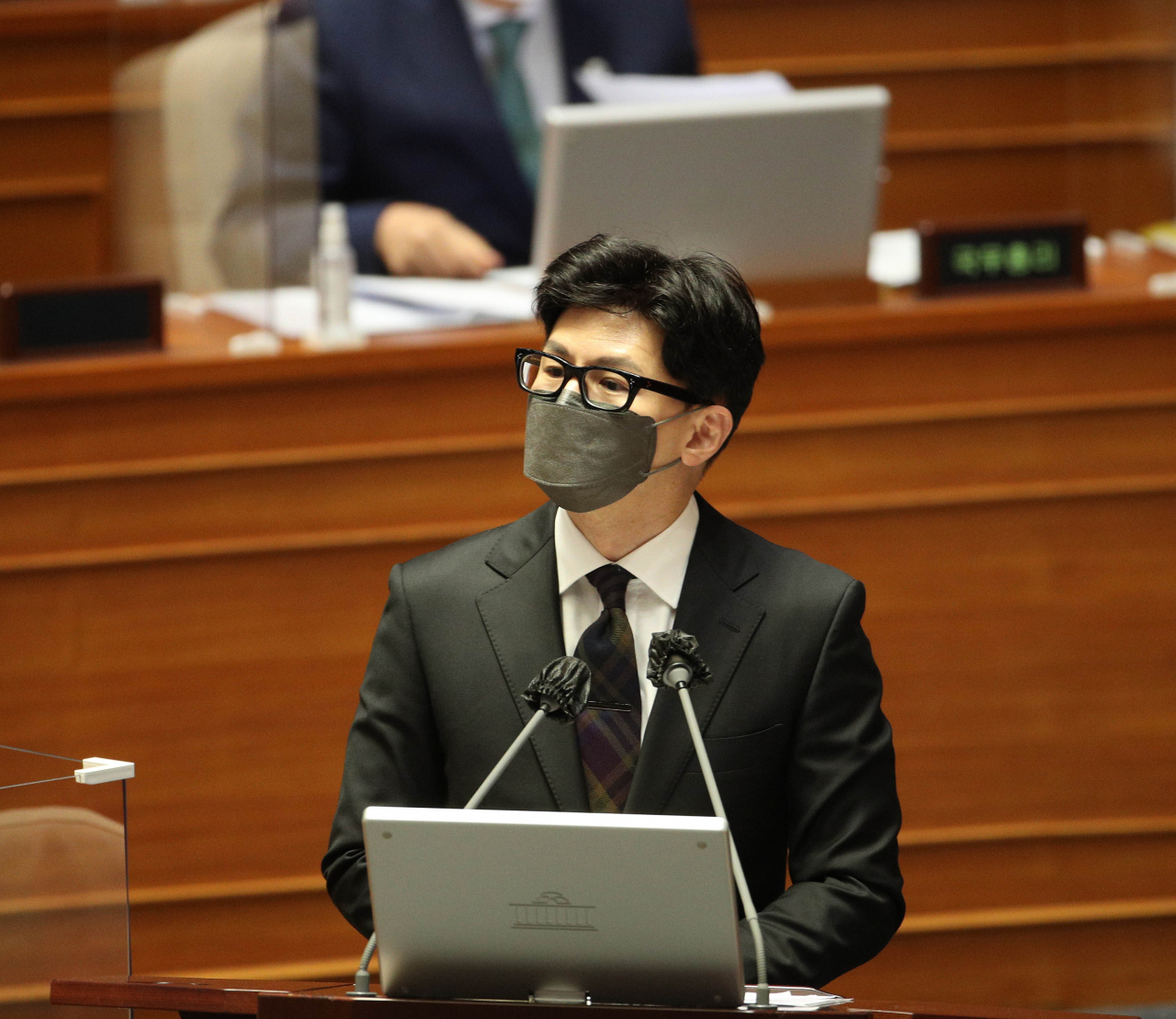 한동훈 법무부 장관이 22일 오후 국회 본회의장에서 열린 교육·사회·문화 대정부질문에서 의원석을 바라보고 있다. [연합]