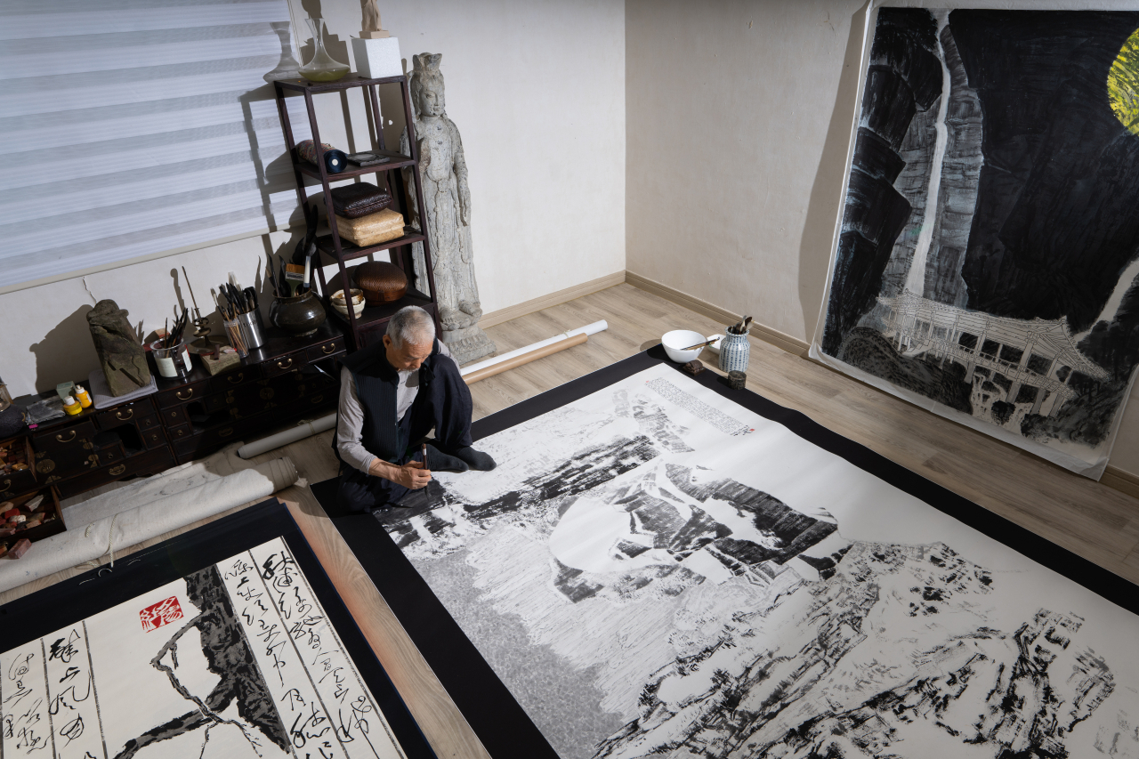 Contemporary artist Park Dae-sung paints “Mount Geumgang in Winter” at his studio in Gyeongju, North Gyeongsang Province. (Gana Foundation for Arts and Culture)