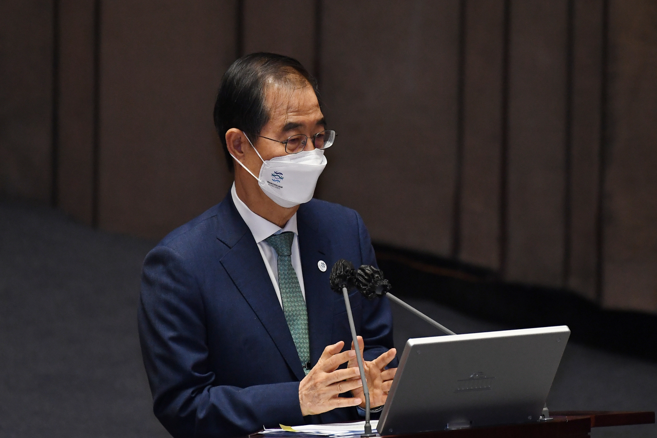 한덕수 국무총리가 22일 서울 여의도 국회에서 열린 본회의 교육·사회·문화 분야 대정부 질문에서 더불어민주당 권인숙 의원의 질문에 답하고 있다. 연합뉴스