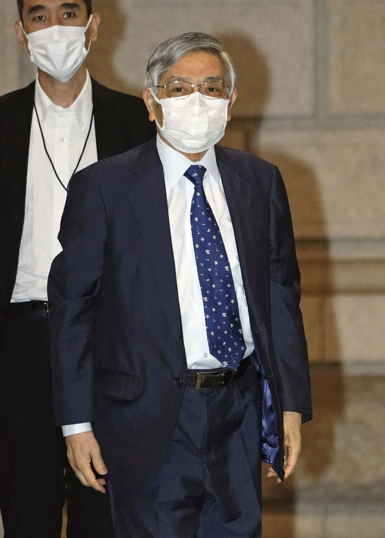 구로다 하루히코 일본은행 총재가 22일 도쿄 본부 청사에서 열리는 금융정책결정회의에 참석하고 있다. 일본은행은 이날 고물가와 엔화 약세에도 대규모 금융완화 정책을 유지하기로 했다. [연합]