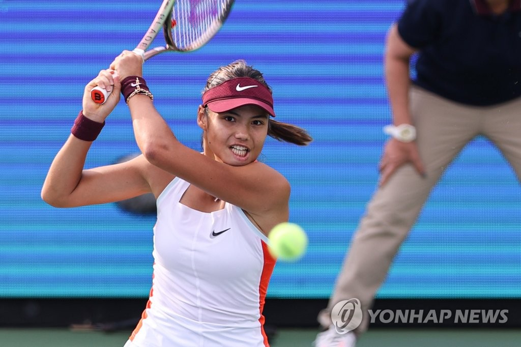 Emma Raducanu of Britain returns a shot to Yanina Wickmayer of Belgium during their women's singles round of 16 match at the WTA Hana Bank Korea Open at Olympic Park Tennis Center in Seoul on Sept. 22, 2022. (Yonhap)