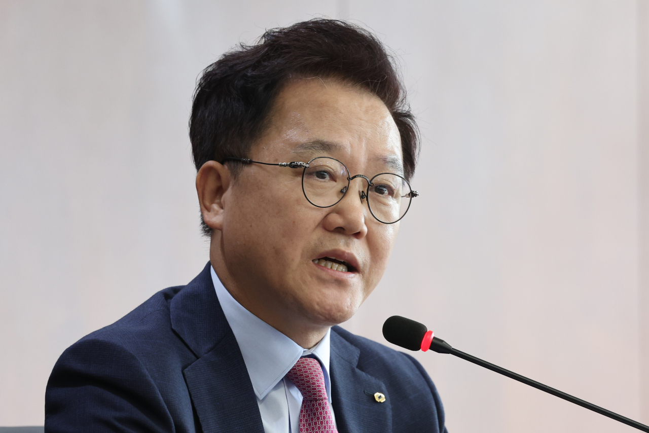 강석훈 산업은행 회장이 14일 서울 여의도 산업은행에서 열린 취임 100일 기자간담회에서 본점 부산 이전 등과 관련한 취재진의 질문에 답하고 있다. [연합]