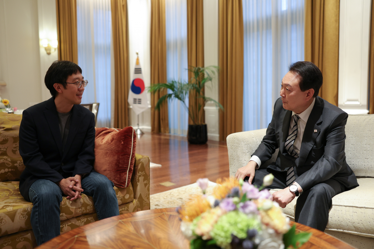 윤석열 대통령이 22일(현지시간) 미국 뉴욕 한 호텔에서 올해 필즈상 수상자인 허준이 교수를 접견하고 있다. [연합]