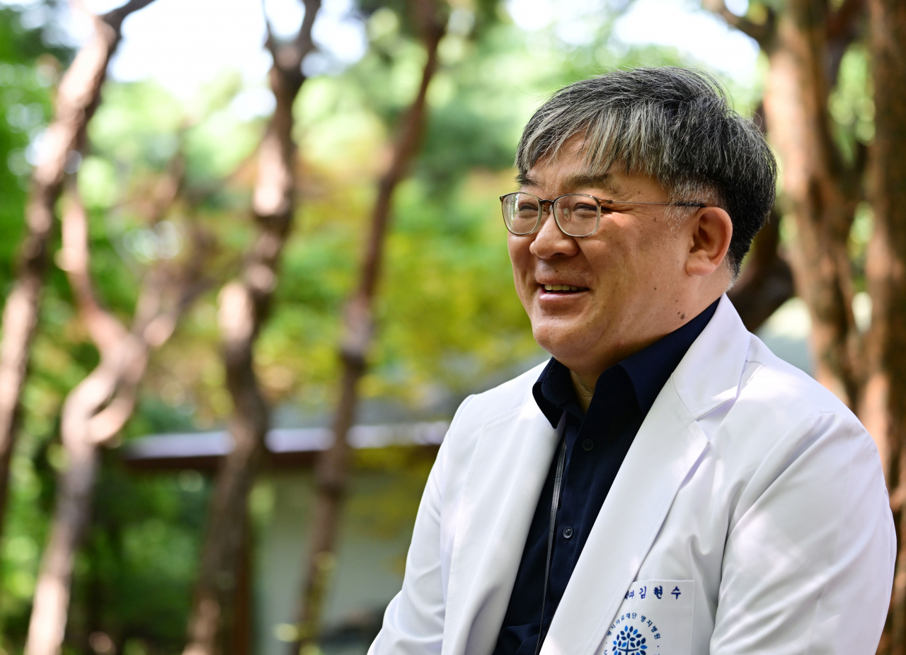 “코로나 대유행 시기, 학교에 오지 말라 했을 때 아이들의 진짜 걱정은 친구를 만날 수 없다는 사실이었어요.친구는 자신의 존재감을 확인할 수 있는 제2의 가족이죠. 친구 집단이 없다면 청소년기 건강을 보장할 수 없습니다.연결됐다고 느낄 조직을 주변에 만들어줘야 합니다.” 박해묵 기자/mook@