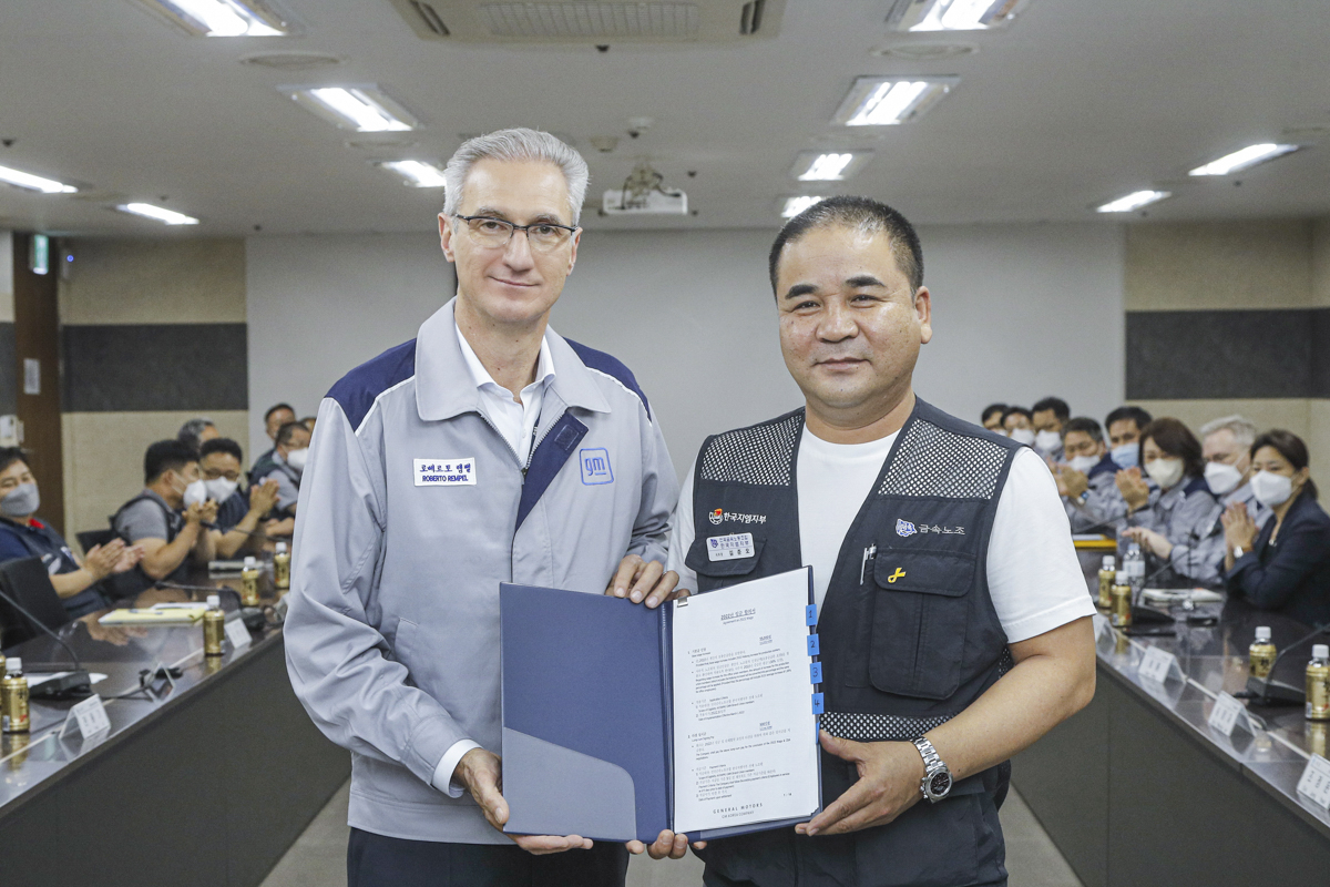 한국지엠 노사가 2022년 임단협 교섭 합의안에 대한 조인식을 갖고 기념 촬영을 하고있다.로베르토 렘펠(왼쪽부터) 한국지엠 사장, 금속노조 한국지엠지부 김준오 지부장 [한국지엠 제공]